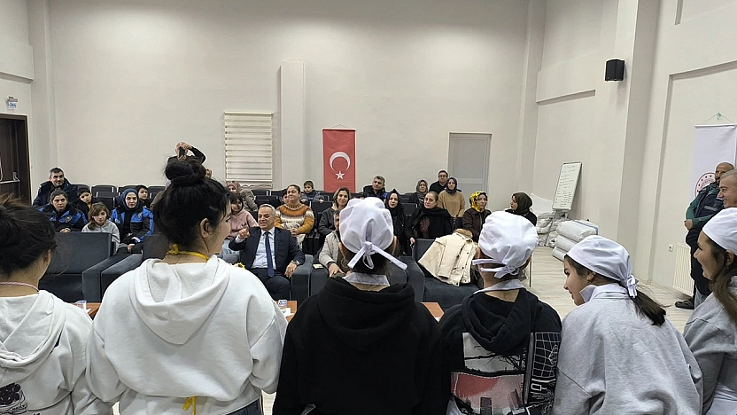 Elazığ'da çocuklar yemek yarışmasında hünerlerini sergiledi