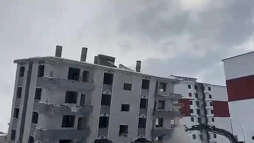 Elazığ'da depremde hasar gören bina yıkıldı