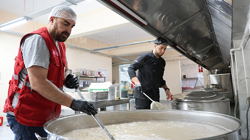 Elazığ'da dev kazanlarda aşure hazırlandı