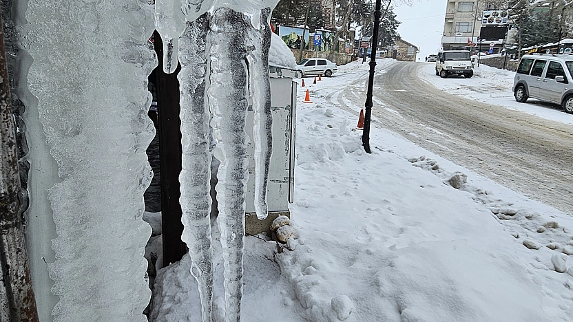 Elazığ'da dondurucu soğuklar: Çatılarda buz sarkıtları oluştu