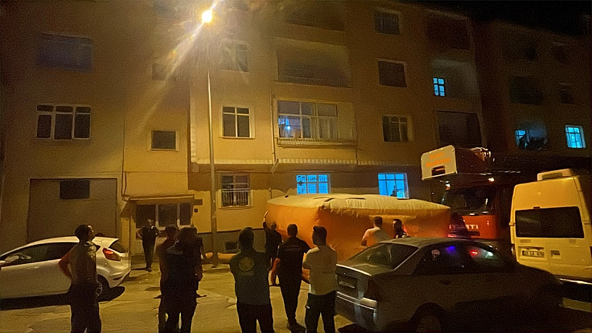 Elazığ'da Evinin balkonundan atlamak isteyen şahsı, polisler ikna etti