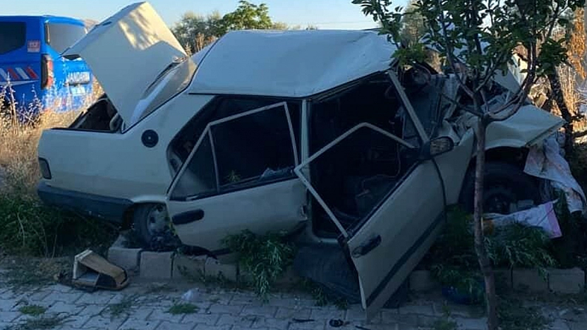 Elazığ'da faciaya ramak kaldı: Otomobil hurdaya döndü