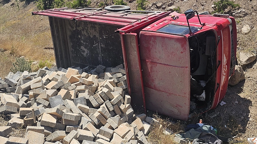 Elazığ'da feci kaza! Kamyonet devrildi