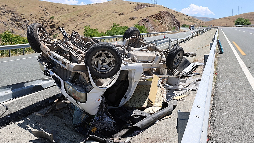 Elazığ'da feci kaza! Kamyonet su kanalına devrildi