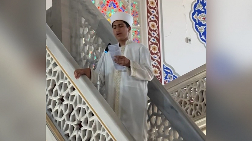 Elazığ'da Genç hafız İlk Cuma namazını Saray Camisi'nde kıldırdı