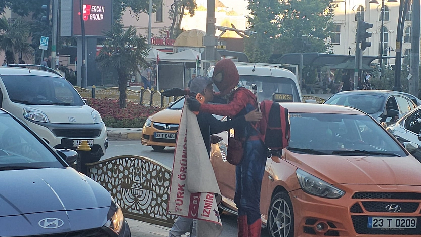 Elazığ'da gören dönüp bir daha baktı: Gazi Caddesi'nde örümcek adam