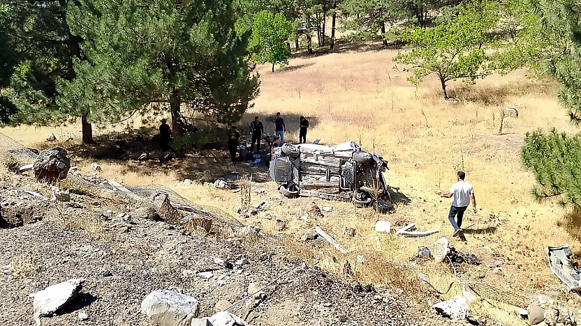 Elazığ'da hafif ticari araç şarampole uçtu: 3 yaralı