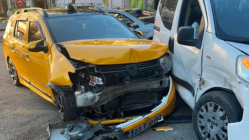 Elazığ'da hafif ticari araçlar çarpıştı: 1 yaralı