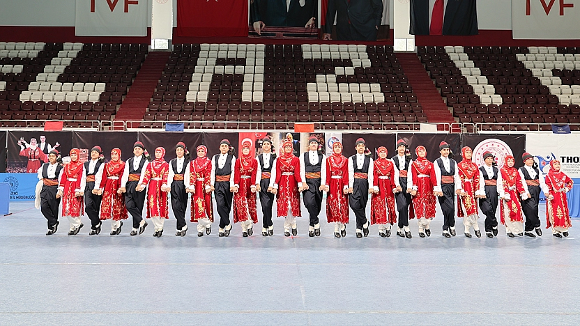 Elazığ'da halk oyunları yarışması renkli görüntüler oluşurdu