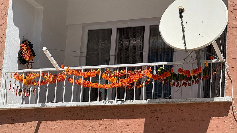 Elazığ'da hazırlıklar başladı, balkonlar kırmızıya büründü