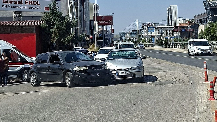 Elazığ'da iki otomobil çarpıştı