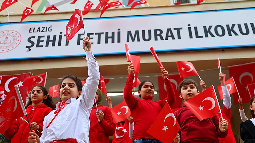 Elazığ'da ikinci dönem 'Bayrak Sevgisi' temalı törenle başladı