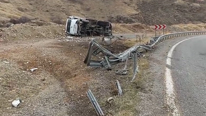 Elazığ'da kamyon devrildi