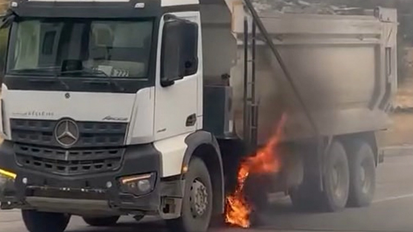 Elazığ'da kamyon yangınına duyarlı sürücü müdahalesi