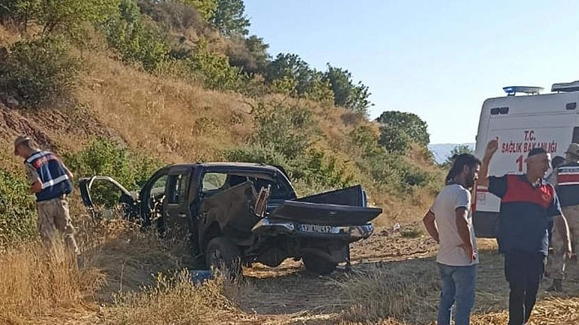 Elazığ'da kamyonet şarampole yuvarlandı!
