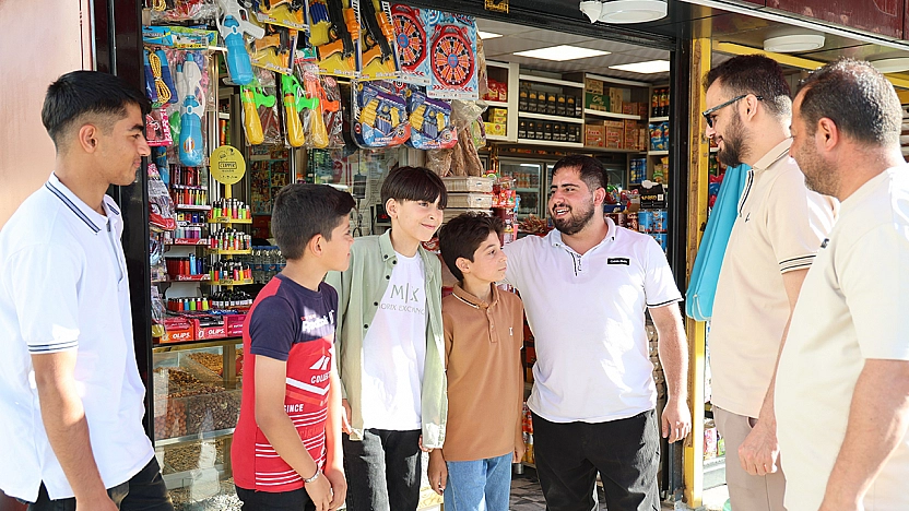 Elazığ'da kapalı büfenin önünden su alan çocuklar, büfe sahibiyle buluştu