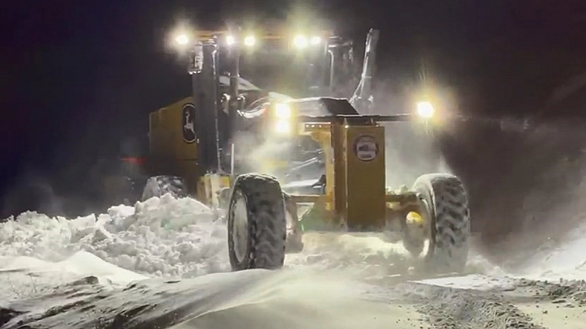 Elazığ'da kapanan köy yolları için çalışmalar sürüyor