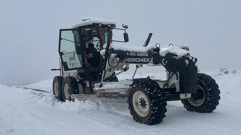 Elazığ'da kar ve tipi 111 köy yolunu ulaşıma kapattı