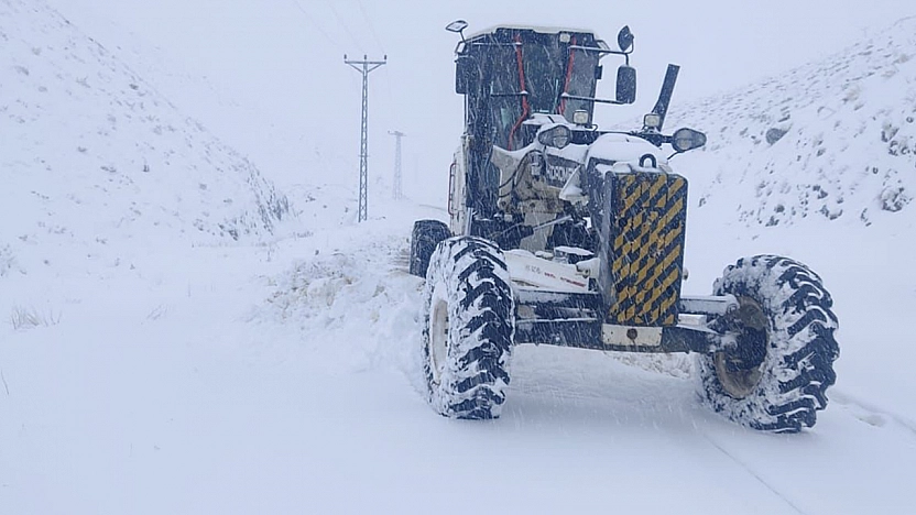 Elazığ'da kar yağışı 482 köy yolu kapattı