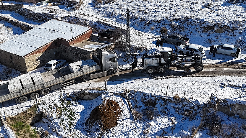 Elazığ'da kar yağışı nedeniyle mahsur kalan tır kurtarıldı