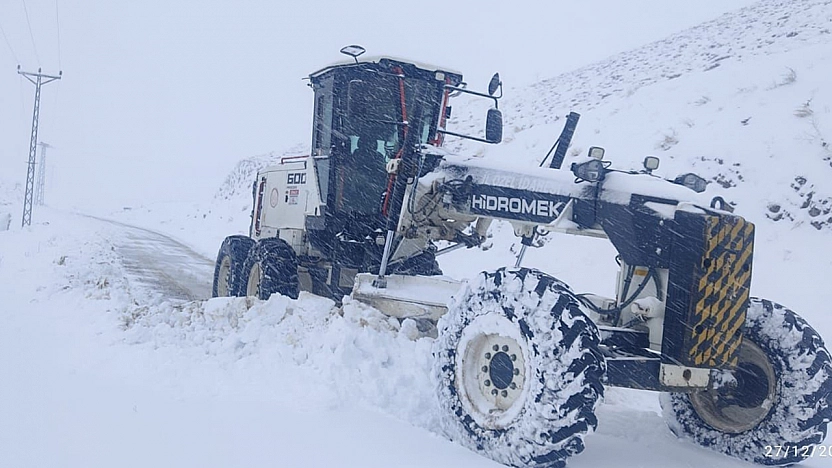 Elazığ'da kar yağışı nedeniyle 323 köy yolu ulaşıma kapandı