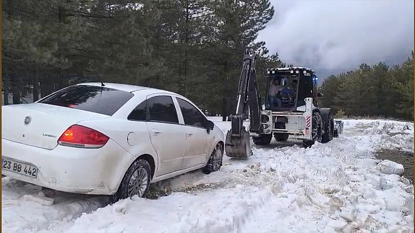 Elazığ'da karda mahsur kalan otomobil kurtarıldı