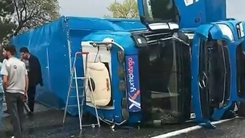 Elazığ'da kargo tırı virajı alamayarak devrildi: 1 yaralı