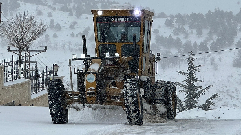 Elazığ'da karla mücadele çalışmaları yoğun bir şekilde sürüyor