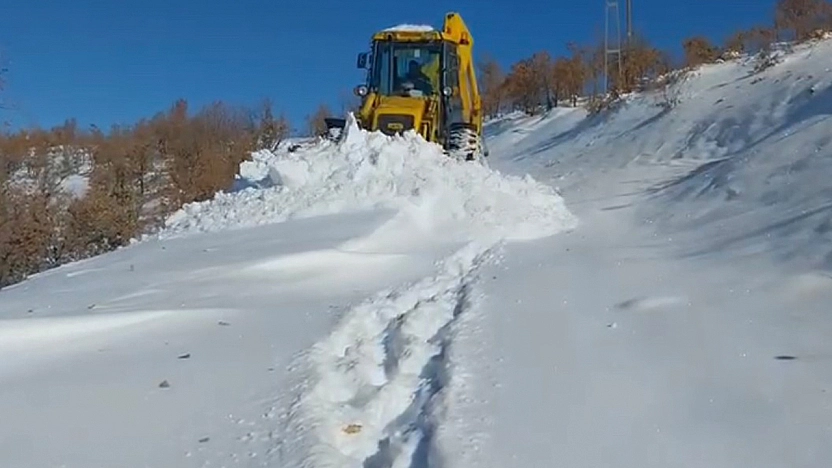 Elazığ'da karla mücadele seferberliği: 79 köy yolunda çalışmalar sürüyor