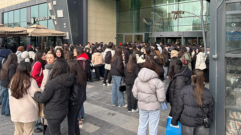 Elazığ'da Karnesini Alan Öğrenciler AVM'lere Akın Etti