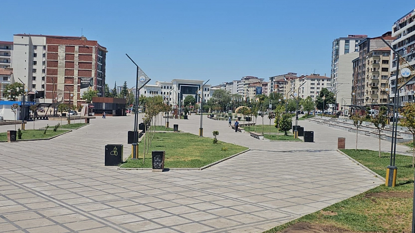 Elazığ'da Kavurucu Sıcaklar Hayatı Durdurdu: Cadde ve Sokaklar Boş Kaldı