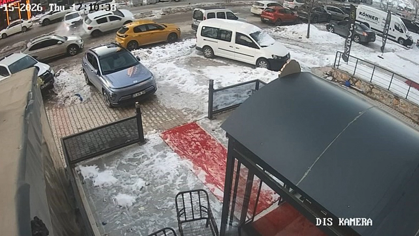 Elazığ'da kaza anı güvenlik kamerasına yansıdı