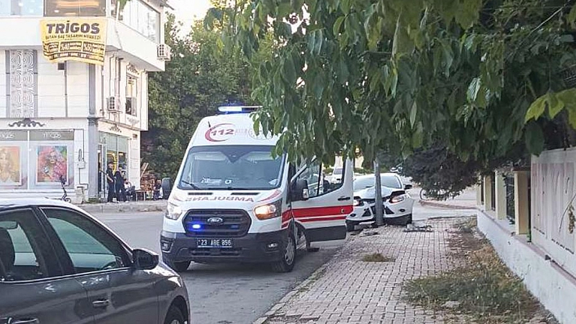 Elazığ'da kaza: Otomobil direğe çarptı