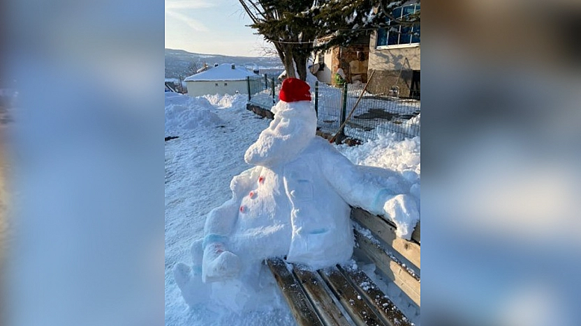 Elazığ'da kışa renk katan kardan adam