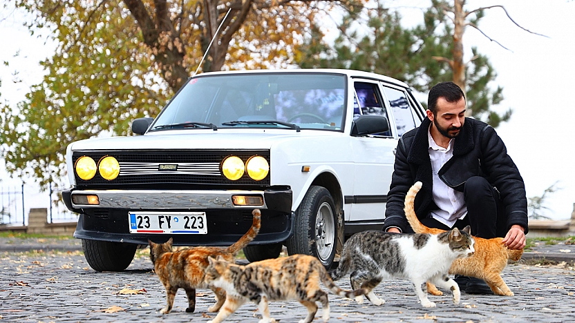 Elazığ'da klasik otomobil aşkı: Arkadaşları ancak galoşla binebiliyor