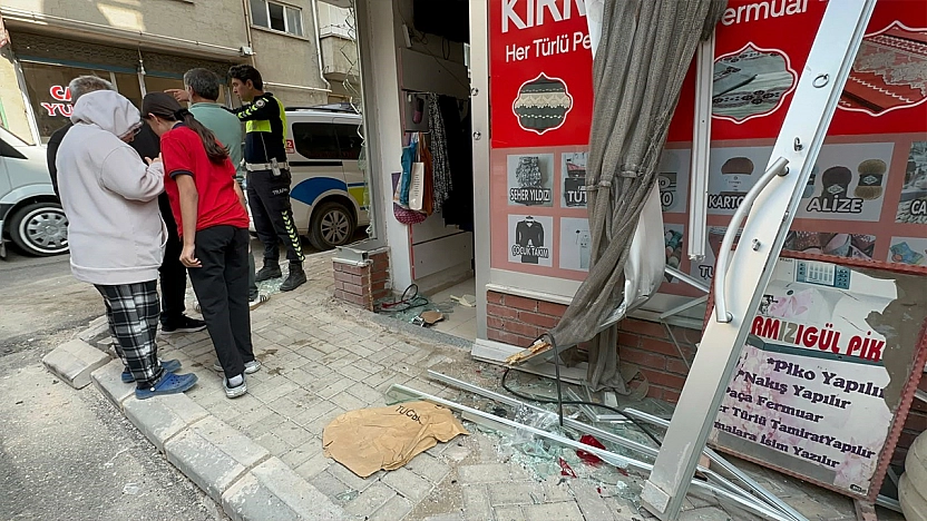 Elazığ'da korkutan kaza: Taksi terzi dükkanına girdi