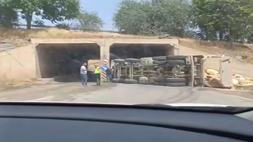 Elazığ'da korkutan kaza: Tır devrildi