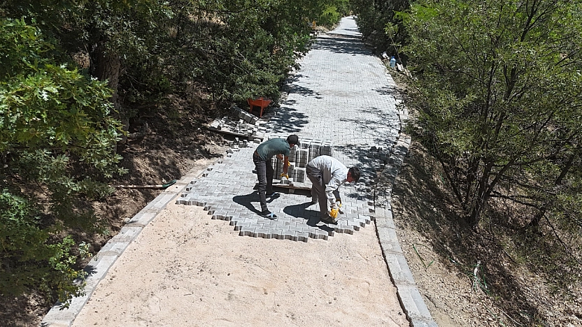 Elazığ'da köy yolları modern görünüme kavuşuyor
