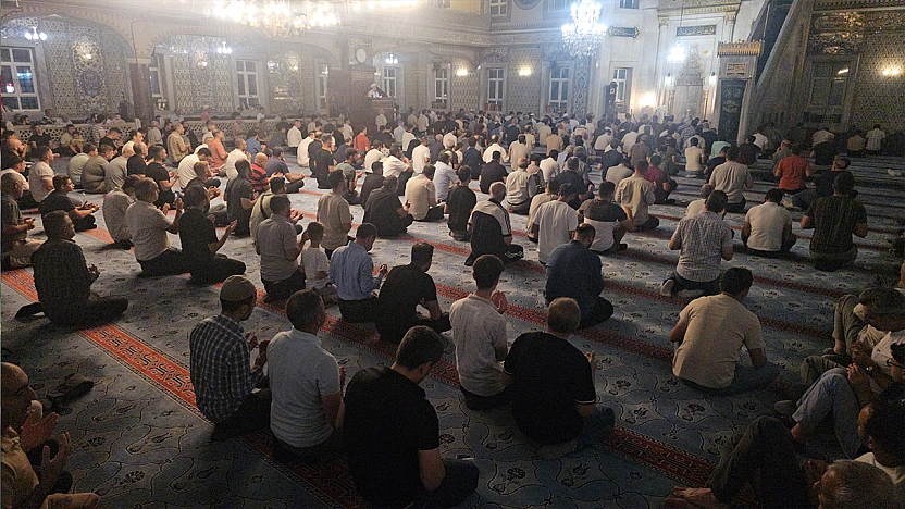 Elazığ'da Mevlid Kandili'nde binlerce vatandaş camilere akın etti