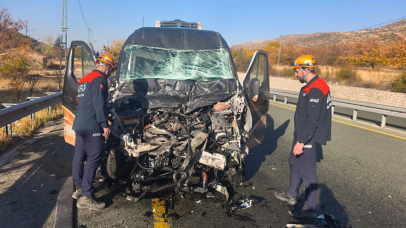 Elazığ'da minibüs ile kamyon çarpıştı!