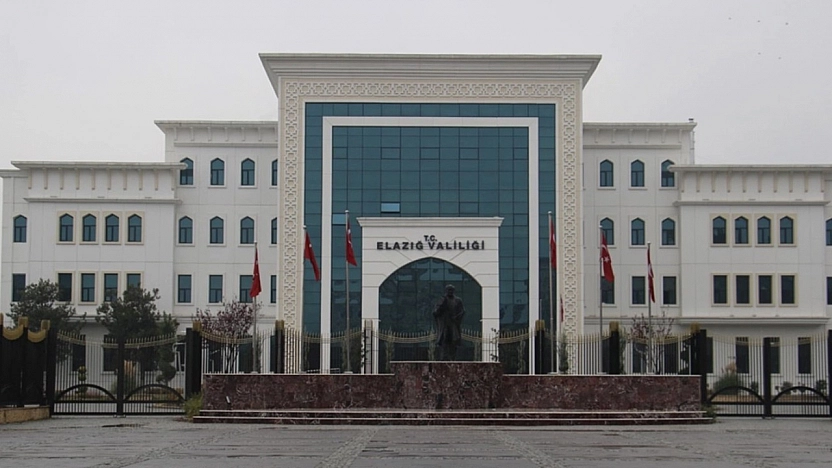 Elazığ'da motosiklet ve motorlu kuryelere kar engeli