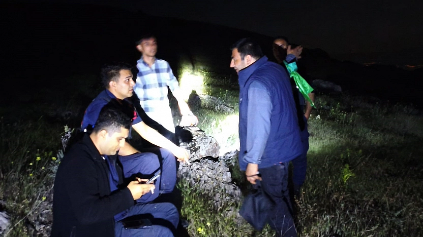 Elazığ'da nefes kesen anlar! Dağlık alanda baba ve oğlu mahsur kaldı