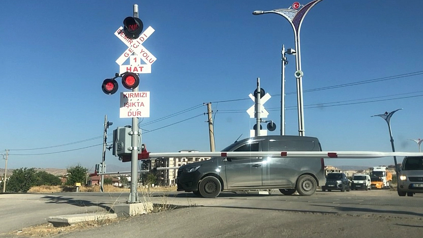 Elazığ'da ölümle burun buruna: Bariyerleri hiçe saydılar