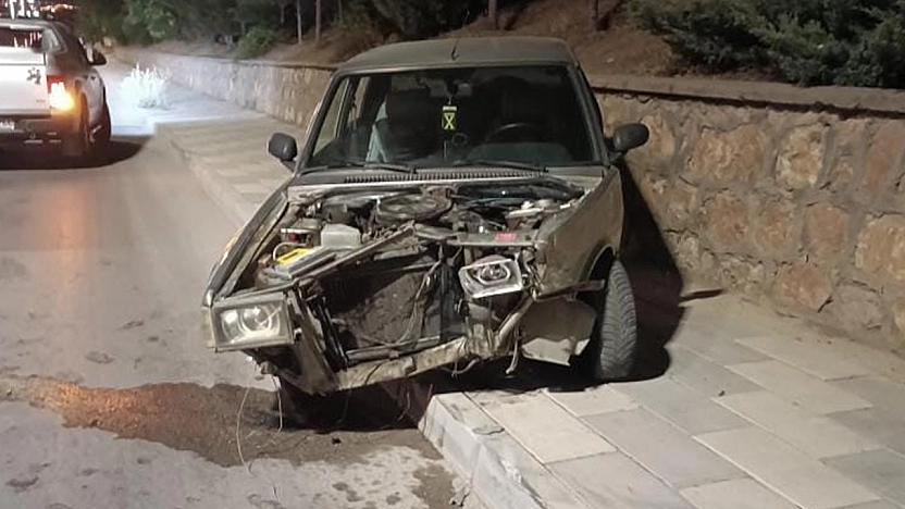 Elazığ'da otomobil duvara çarptı!