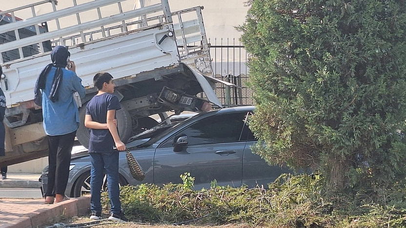 Elazığ'da otomobil pikabın altına girdi: 1 yaralı
