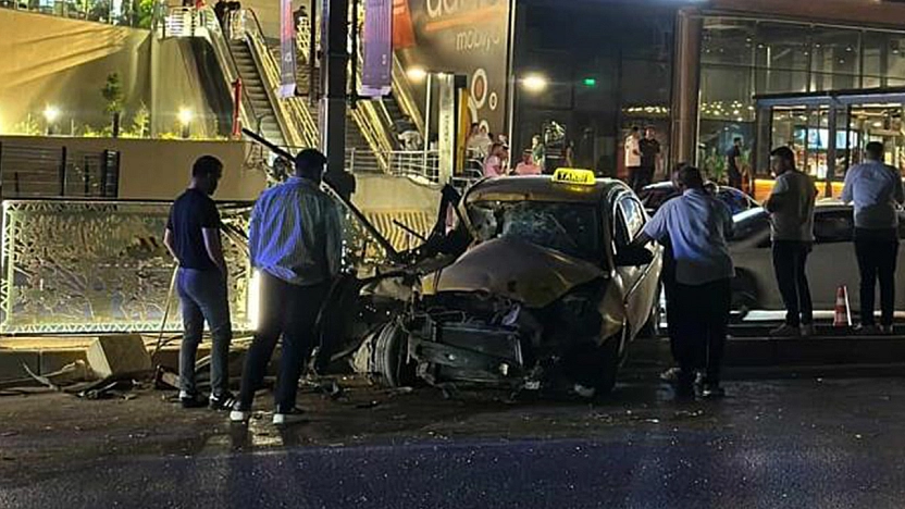 Elazığ'da otomobil refüjdeki bariyerlere çarptı