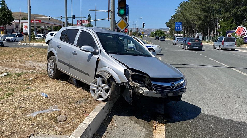 Elazığ'da otomobil refüje çıktı!