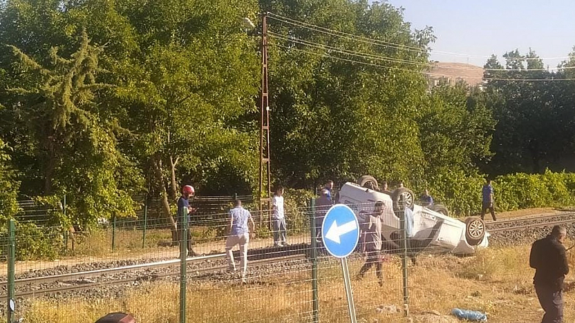 Elazığ'da otomobil takla attı