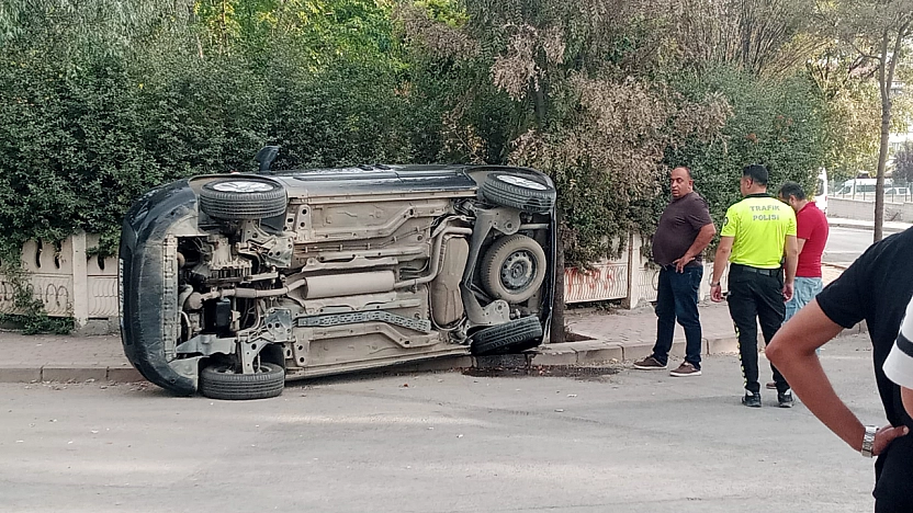 Elazığ'da otomobil yan devrildi