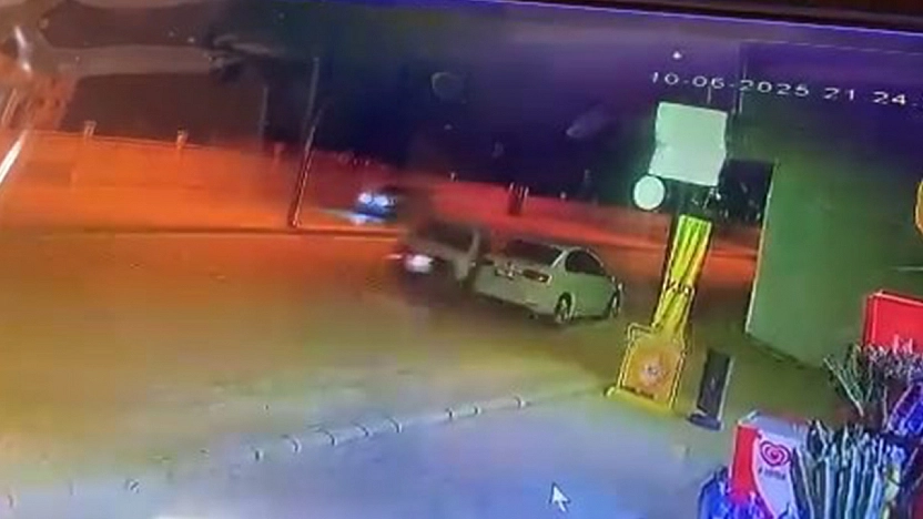 Elazığ'da Park halindeki otomobile çarpıp kaçtı